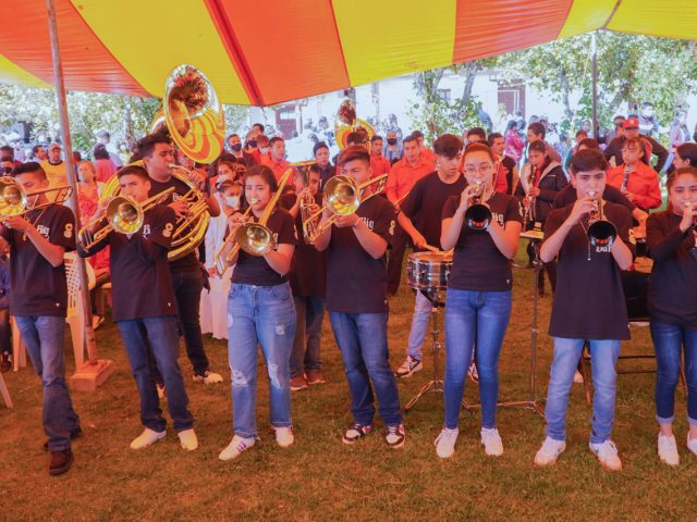 La Escuela de Música de Banda “Rebeca Camacho Ocaña” recibe instrumentos para seguir con la formación musical de cientos de jóvenes